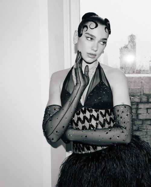 Superfine-Thank-you-from-the-bottom-of-my-heart-Anna-voguemagazine-and-metmuseum-for-a-night-Ill-never-forget.-And-to-my-incredible-chanelofficial-family-thank-you-for-pouring-so-much-fea2a3a54709200a.jpg