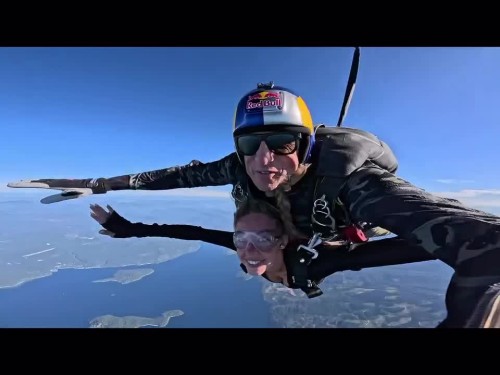Sydney-flying-cleavage972bc97317d41926.mp4