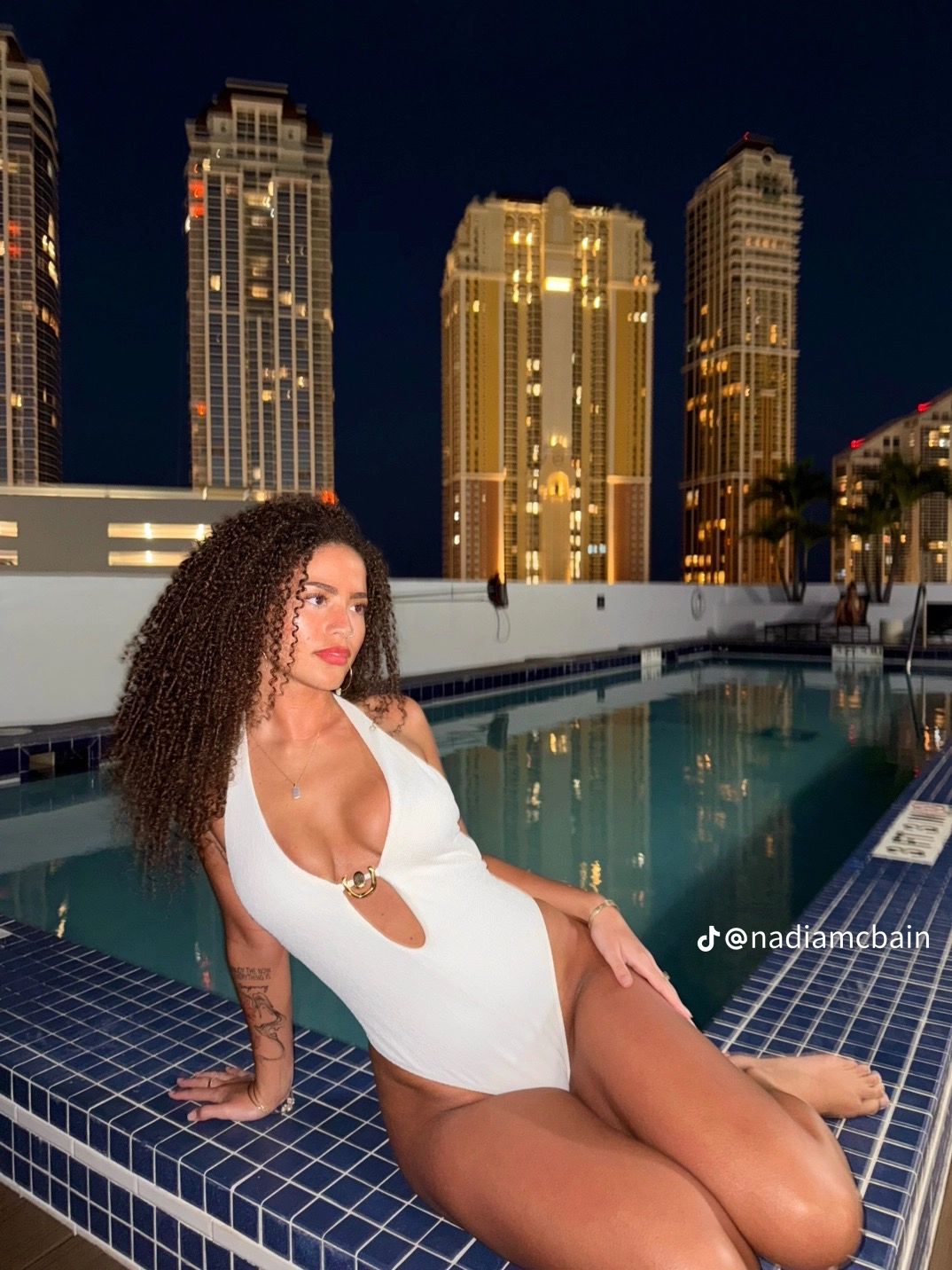 Nadiamcbain / azellacapri