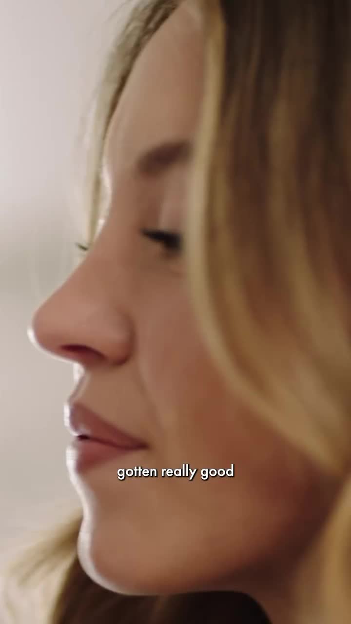 When-roles-reverse-and-secrets-surface--Giorgio-Armani-Global-Fragrance-and-Makeup-Ambassador-sydney_sweeney-and-makeup-artist-melissa.hernandez-reveal-their-glow-go-to-LUMINOUS-SILK-C1d54ec3c7aaf9426.mp4