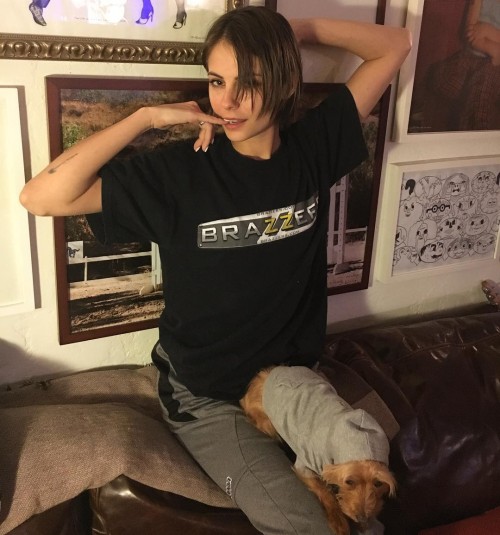 Willa-Holland-R044b0bf91a43a2446f3.jpg