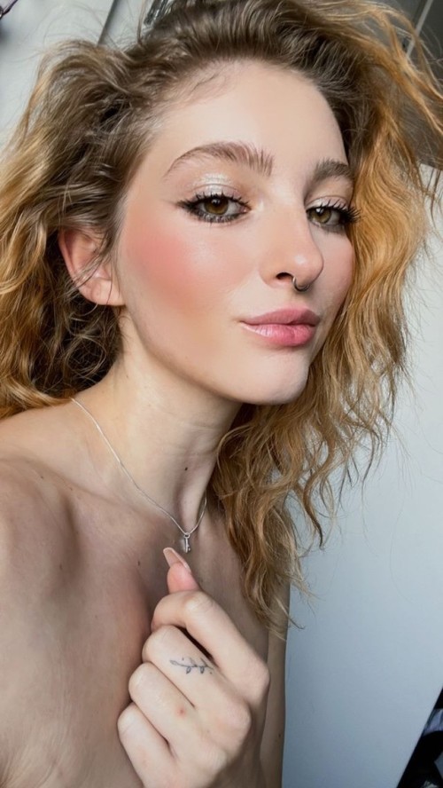 Willow Shields R026