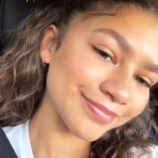 Zendaya-R065ff7b7b6cacf43770