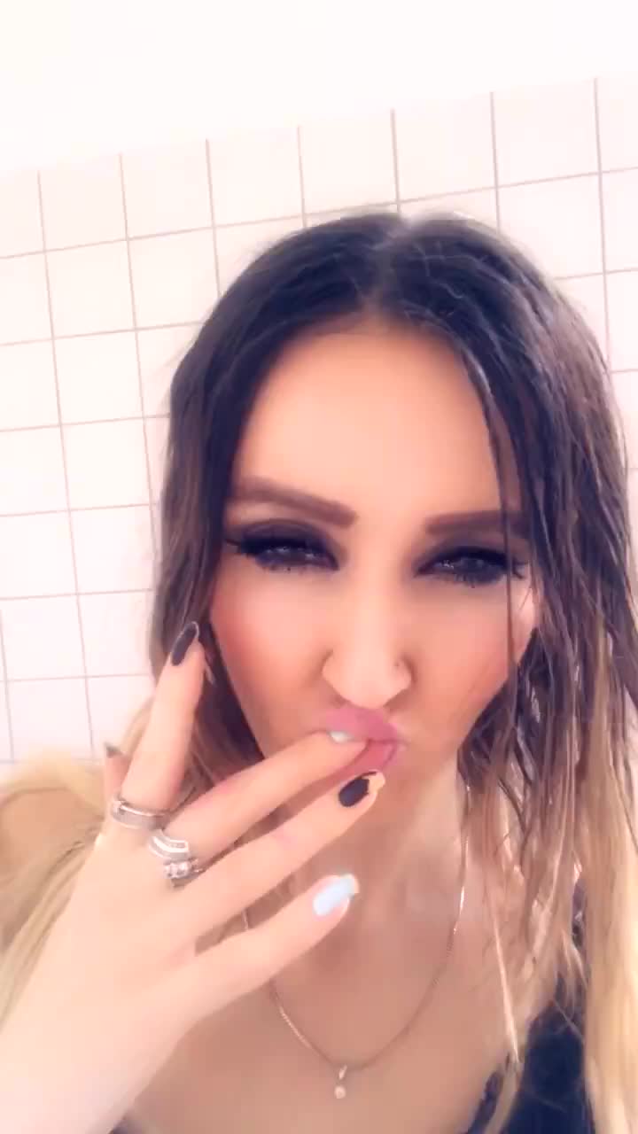 _175620739588888d34c7e5ed49c3a.mp4