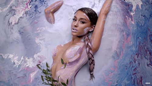 ariana.grande.god.woman.screenshot5ce9b4e26dfe02f4.jpg