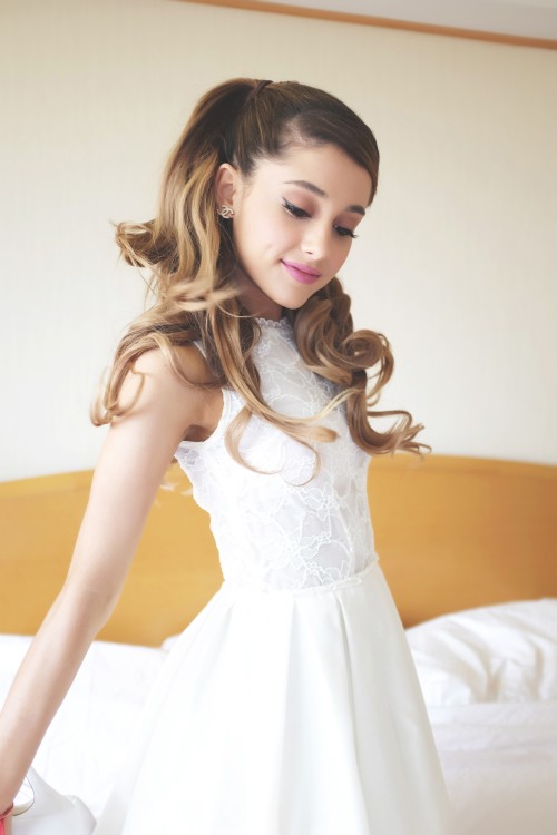 arianagrandeorg_unknown_02471f8cff5be20fed.jpg