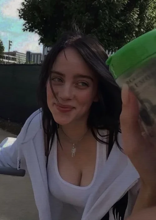 billie-eilish-boobs-v0-tr3yt3da0a9c123d437246a6e214b.webp