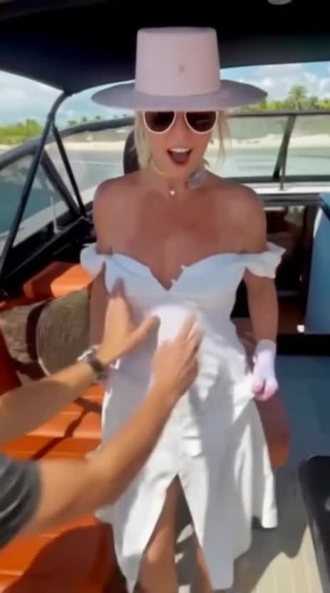 britney-spears_403723a1b7d9365d58cb.mp4