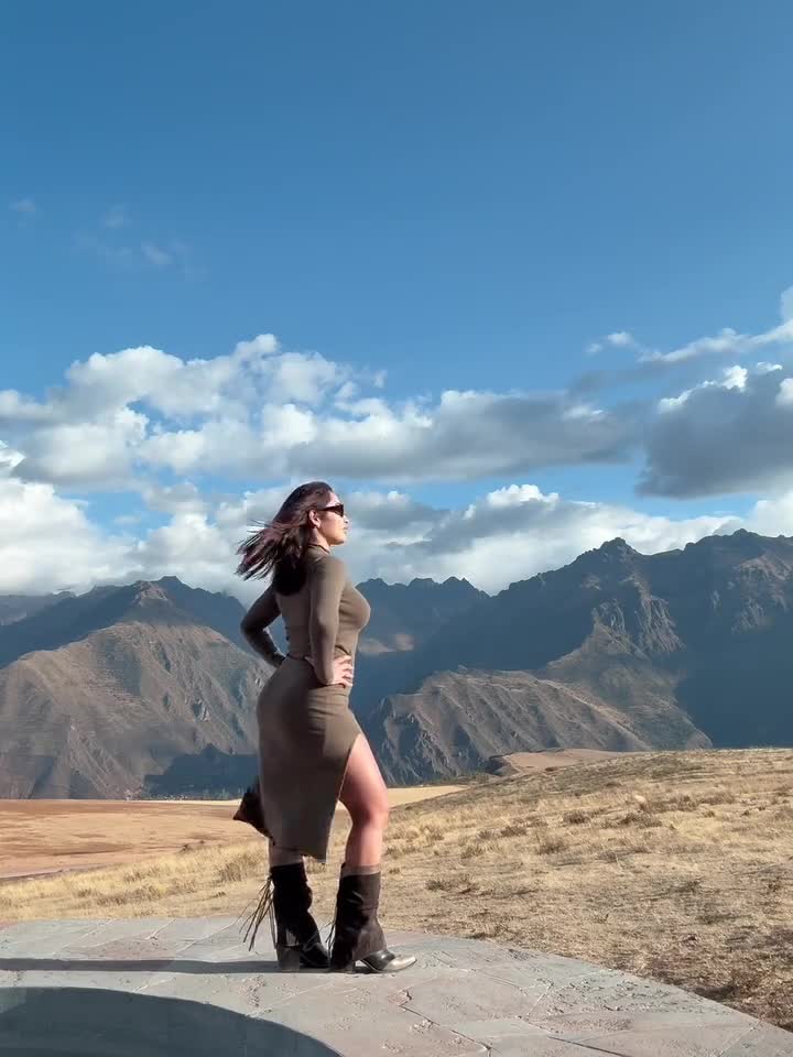 female_blackcat_1758044059_3723065451539756583_2960632750.mp4