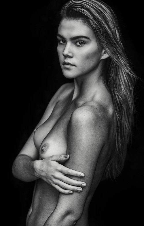 findingfinnanudetoplessBW FINNA2