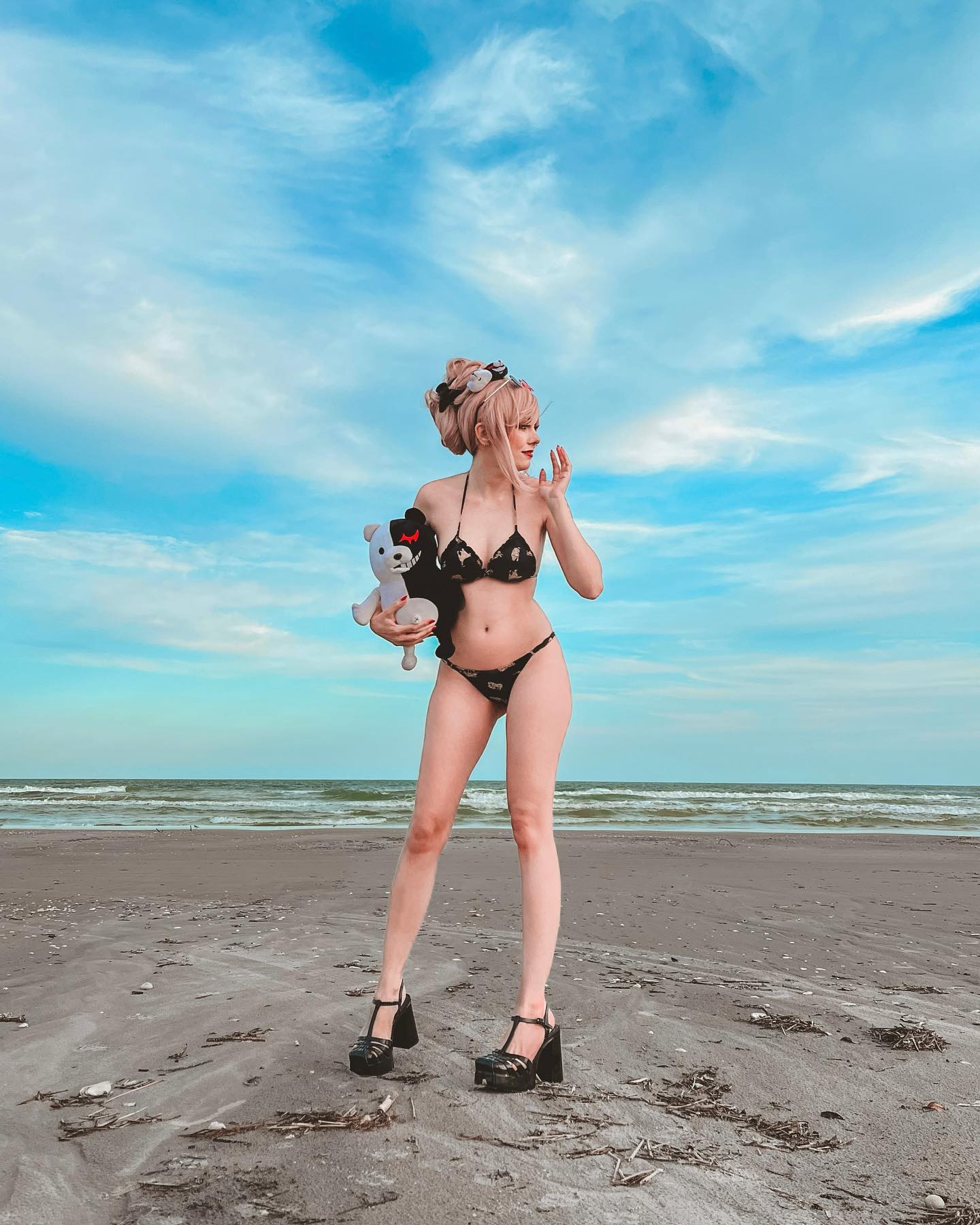 Junko curtindo o verão levando o desespero pra praia 🐻_❄️☀️.jpg