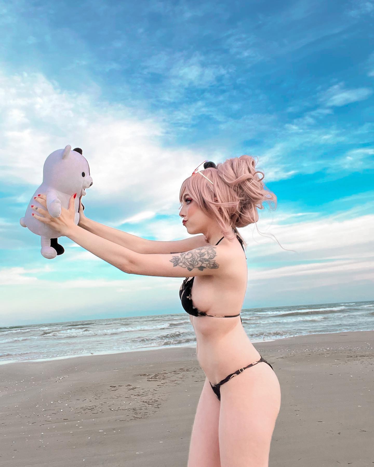Junko curtindo o verão levando o desespero pra praia 🐻_❄️☀️ (2).jpg
