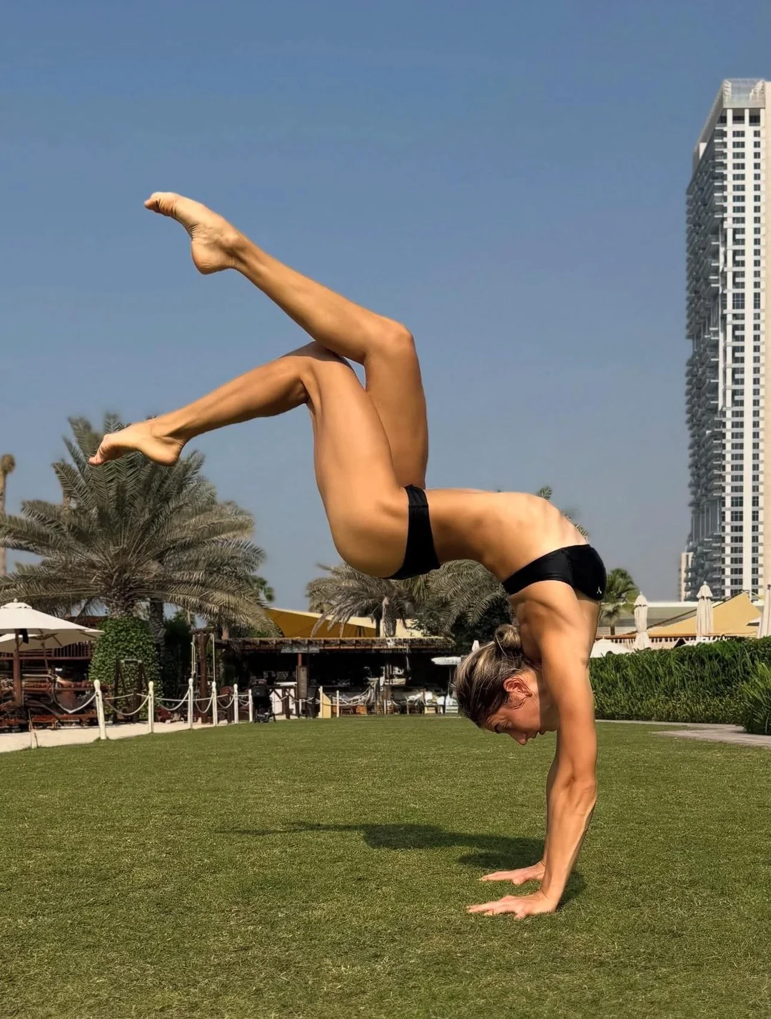 aleksandra-kobzar-bodybuilder-and-aerialist-v0-e2hws6hxussg1.webp