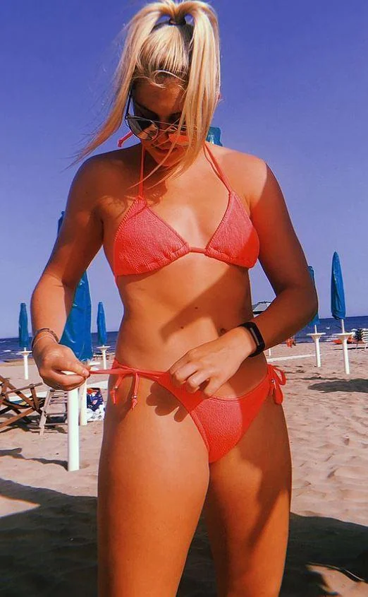 alessia-russo-in-bikini-v0-6egepqc4mvog1.webp