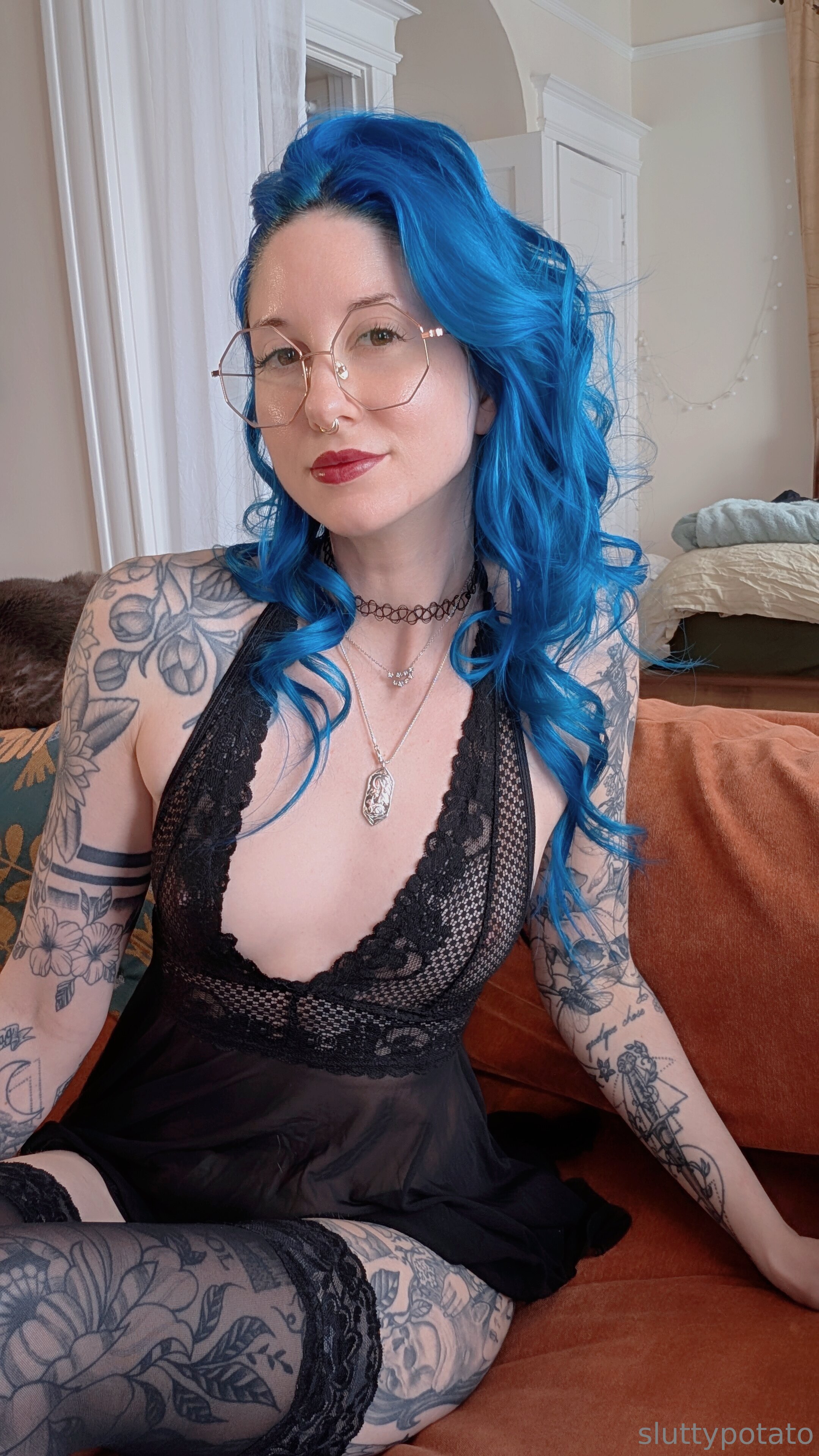 black_dress_dildo_00001.jpg