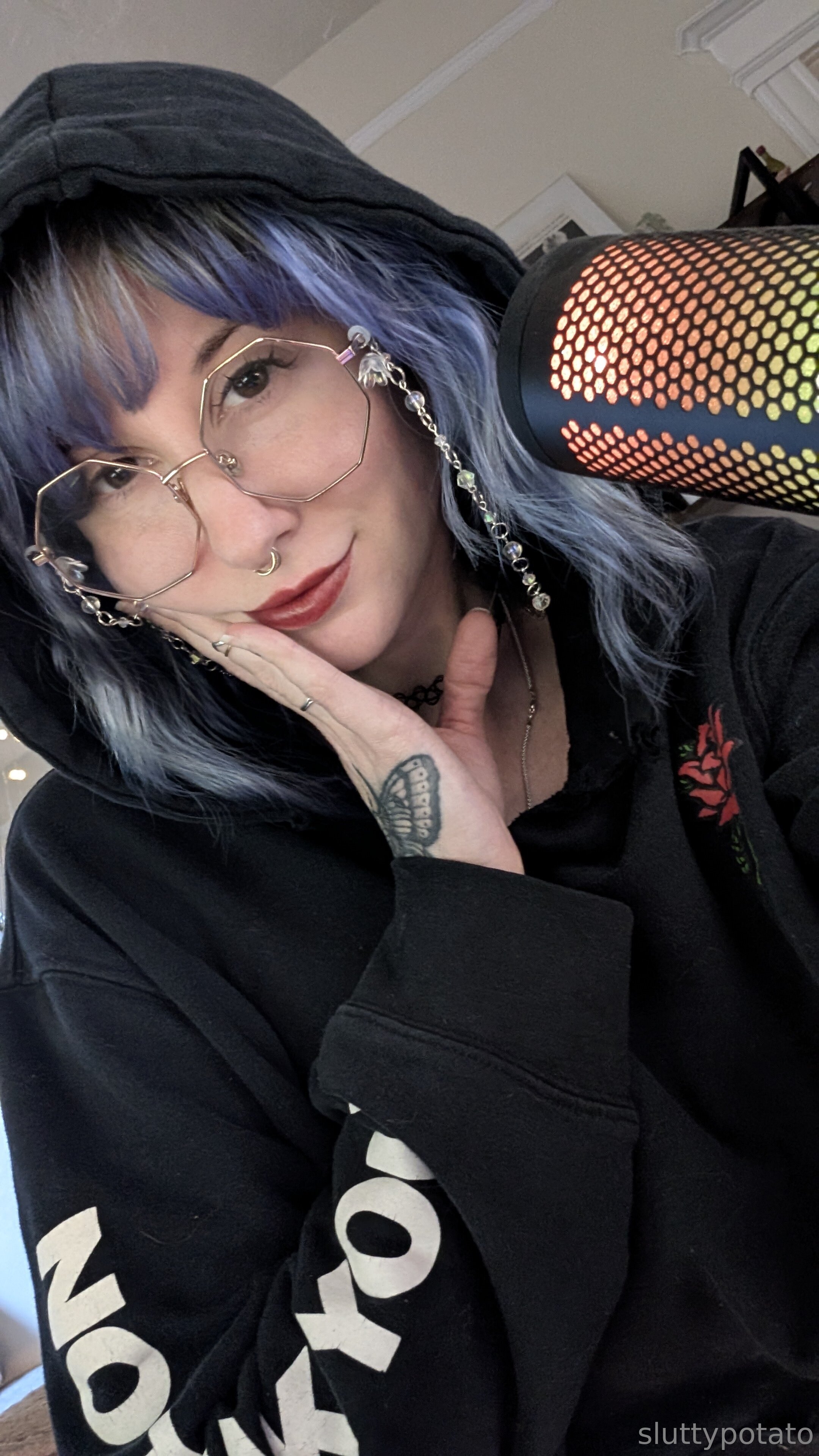 black_hoodie_00000.jpg