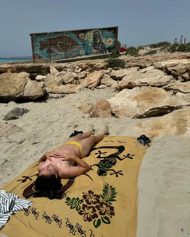 claudia-pina-topless-v0-j2rgbqe4c7vg1.webp
