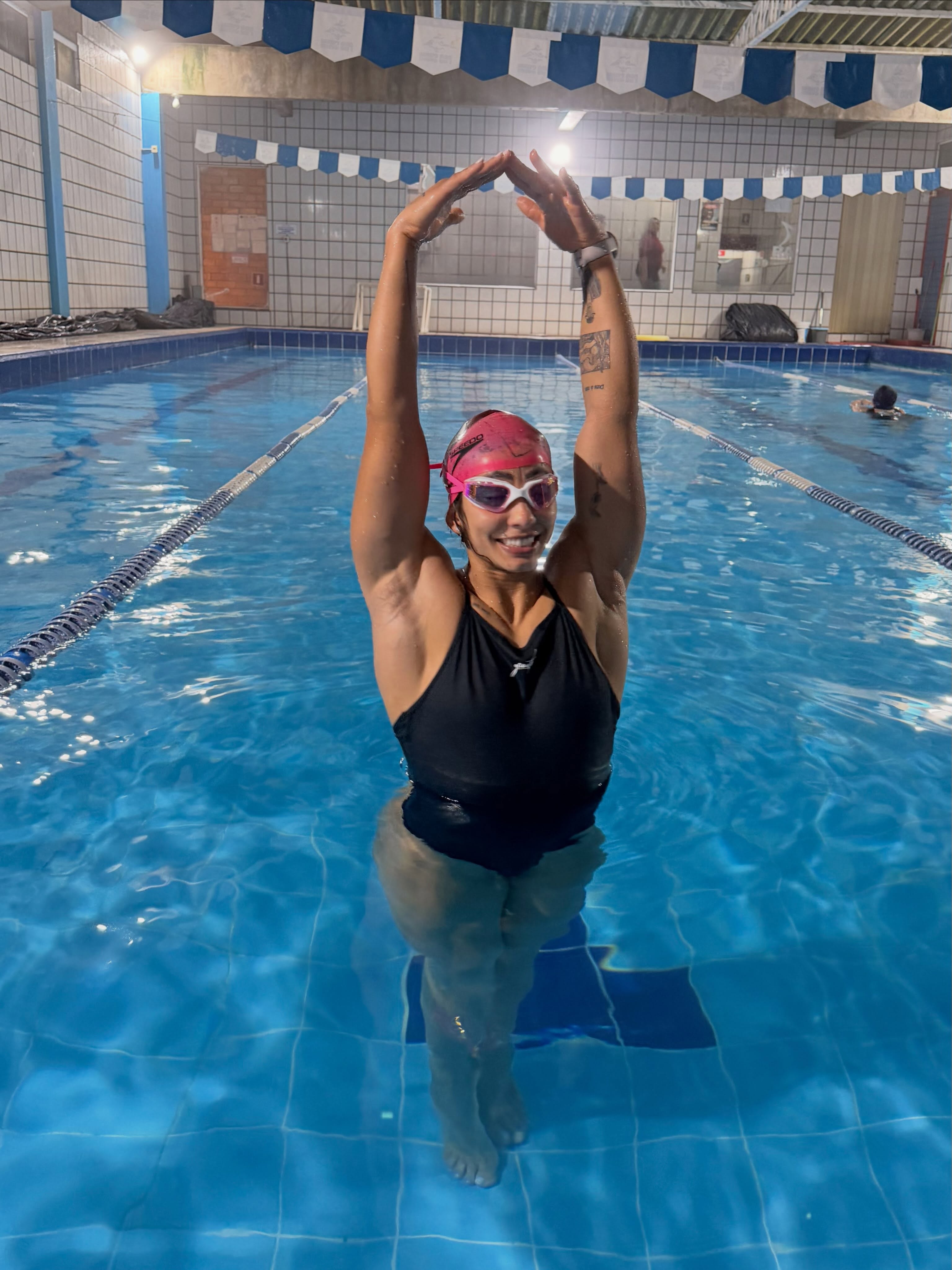 🐠 dia de nataciom_ com direito a testar prova do _pwrdbycoffeegames e descobrir que eu sou capaz de fechar uma prova na piscina 😭😭😭😭🤏🏻_1.jpg
