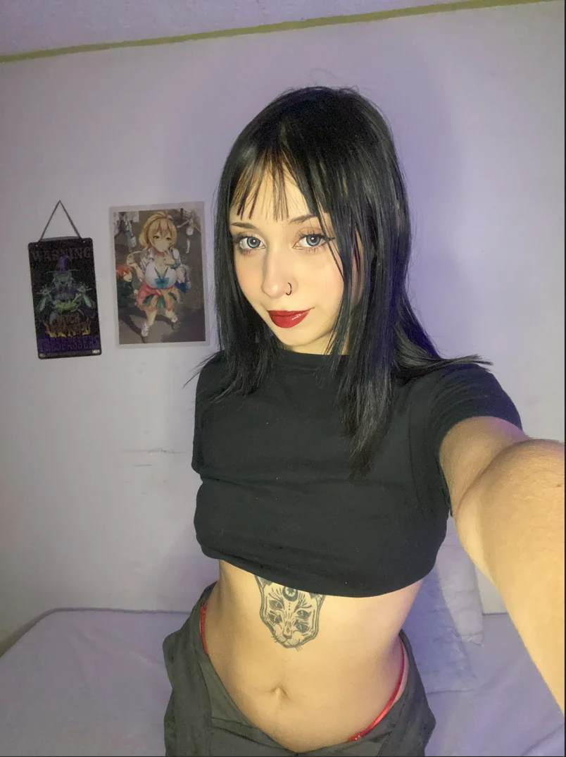 do-you-like-goth-teens-v0-grgf4jjacmnc1.webp