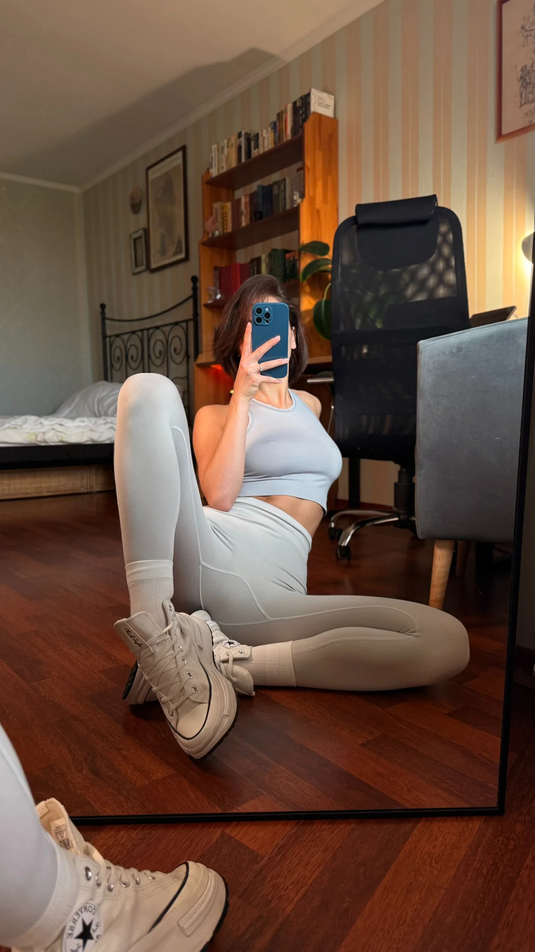 in-leggings-or-completely-naked-v0-1pojvq8o6c4h1.jpg