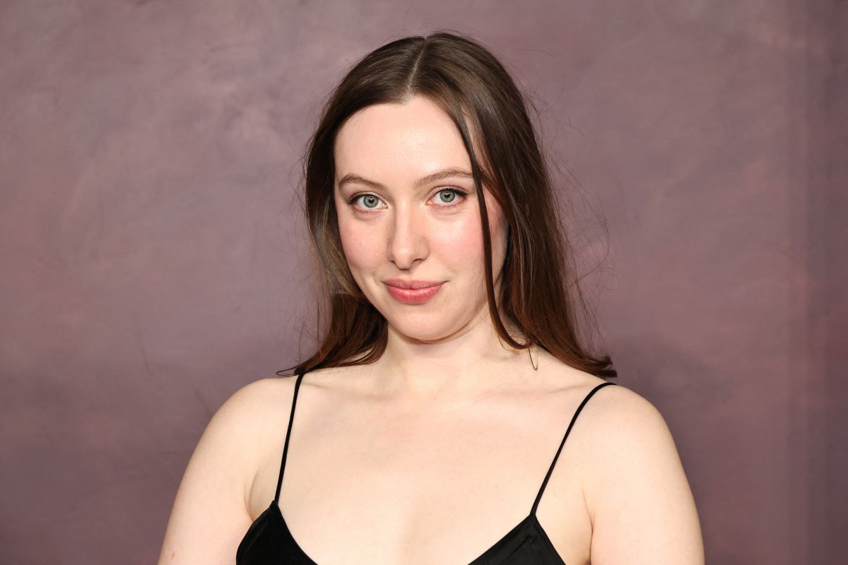 kitty-hawthorne-at-your-friends-neighbors-season-2-premiere-in-new-york-03-30-2026-3.jpg