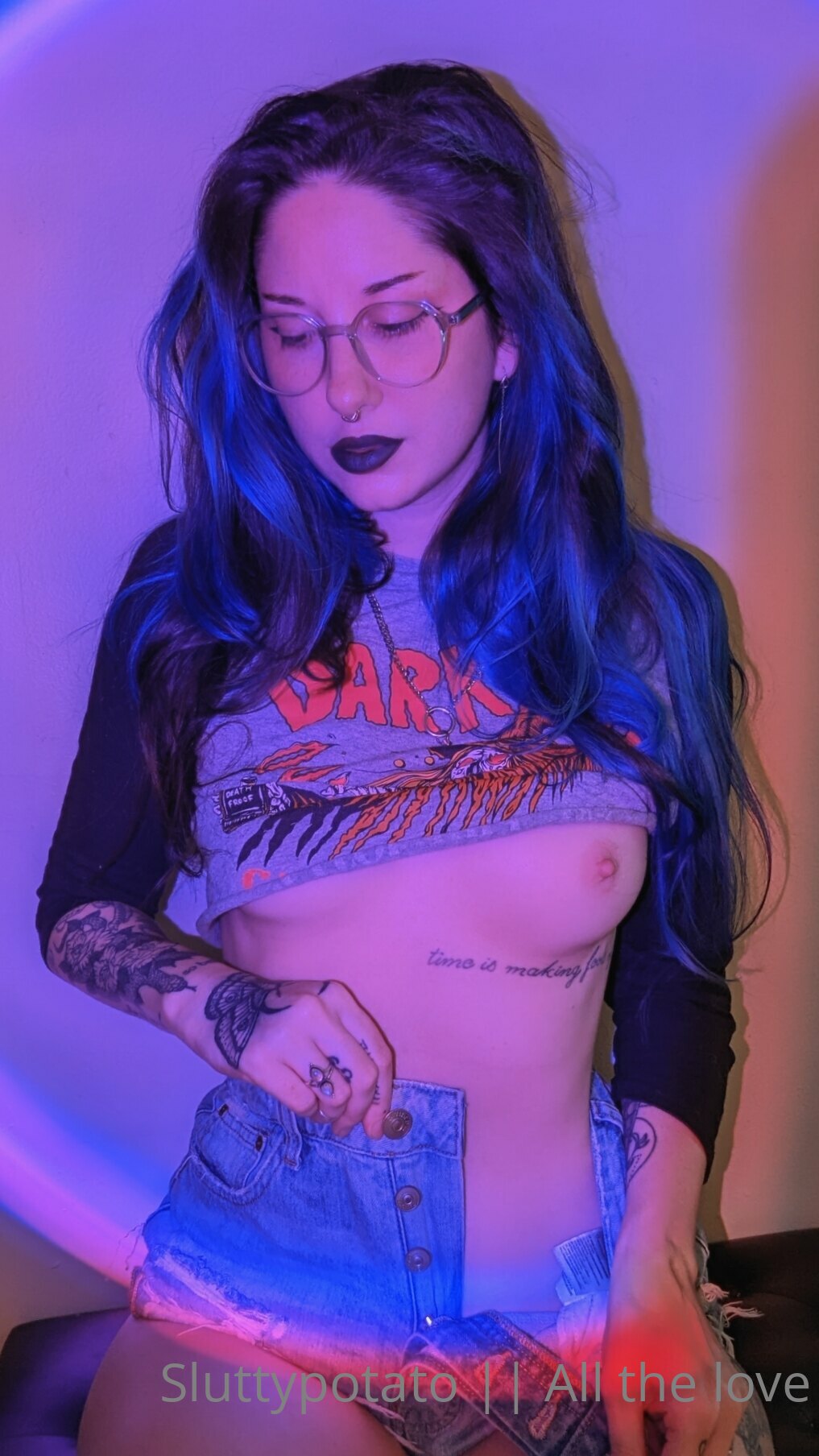 sweater_purple_strip_00000.jpg