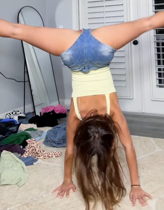 jenny-popach-splits1532e285e0a0789f.png