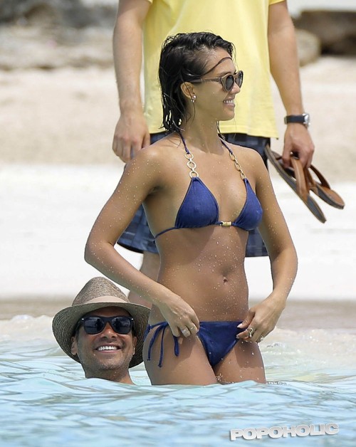 jessica-alba-bikini-start-april-5374d1eaed8170e4ab.jpg