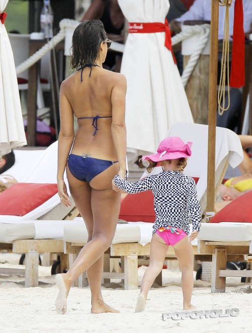 jessica-alba-bikini-start-april-566fd0d1635762f25f.jpg