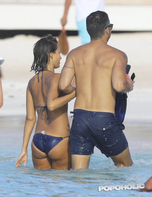 jessica-alba-bikini-start-april-654f48bd63a2310f8d.jpg