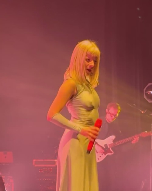 just-goosebumps-and-chills-throughout-the-entire-concert-ily-aurora-sonically-and-all-that-you-stand-for1.mp4_20250206_123327.003351630533f1bb24a.jpg