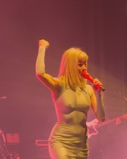 just-goosebumps-and-chills-throughout-the-entire-concert-ily-aurora-sonically-and-all-that-you-stand-for1.mp4_20250206_123347.29794967220dd44e5e4.jpg