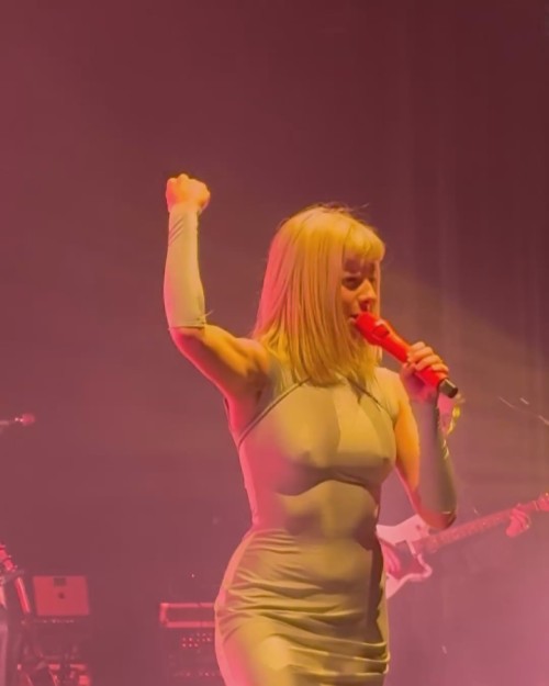 just-goosebumps-and-chills-throughout-the-entire-concert-ily-aurora-sonically-and-all-that-you-stand-for1.mp4_20250206_123349.3468918a87d125f7882.jpg