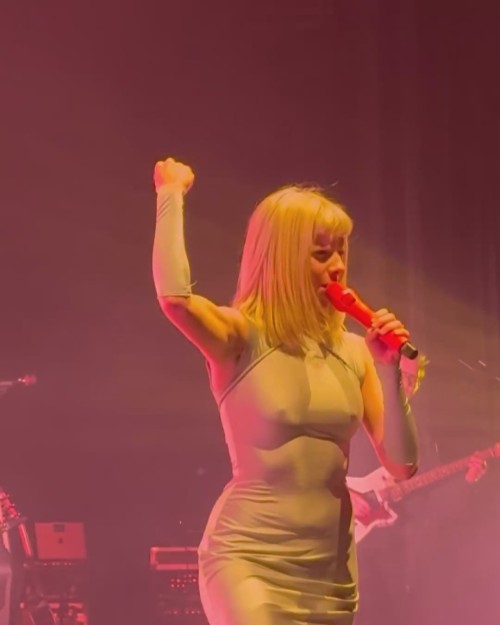 just-goosebumps-and-chills-throughout-the-entire-concert-ily-aurora-sonically-and-all-that-you-stand-for1.mp4_20250206_123355.4203088c9d6943c527a.jpg