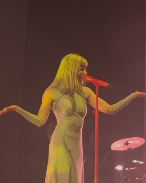 just-goosebumps-and-chills-throughout-the-entire-concert-ily-aurora-sonically-and-all-that-you-stand-for13.mp4_20250206_122042.69803f160deaeb1474b.jpg