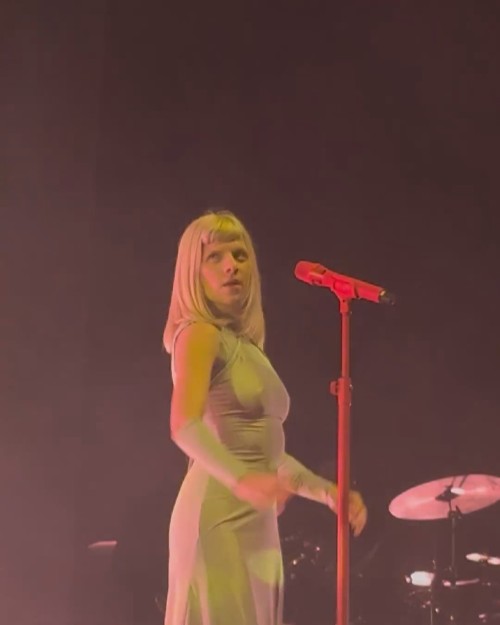 just-goosebumps-and-chills-throughout-the-entire-concert-ily-aurora-sonically-and-all-that-you-stand-for13.mp4_20250206_122203.253e28c9bd22c5fdd21.jpg