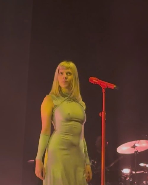 just-goosebumps-and-chills-throughout-the-entire-concert-ily-aurora-sonically-and-all-that-you-stand-for13.mp4_20250206_122210.7671e95b7e21bedc303.jpg