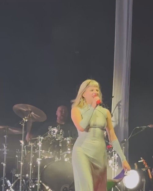 just-goosebumps-and-chills-throughout-the-entire-concert-ily-aurora-sonically-and-all-that-you-stand-for2.mp4_20250206_123241.671ea52b5a320f3535f.jpg