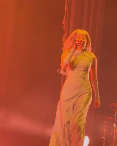 just-goosebumps-and-chills-throughout-the-entire-concert-ily-aurora-sonically-and-all-that-you-stand-for3.mp4_20250206_122958.645c21132a2ea6f4aec.jpg