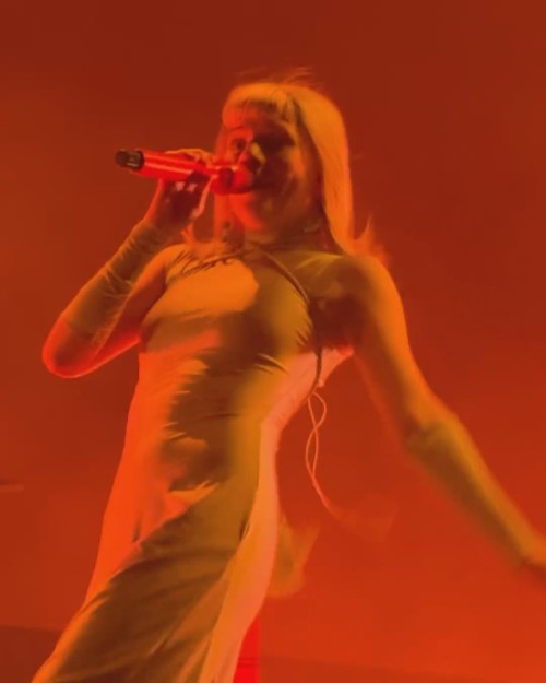just-goosebumps-and-chills-throughout-the-entire-concert-ily-aurora-sonically-and-all-that-you-stand-for3.mp4_20250206_123130.183004cf60893d45158.jpg