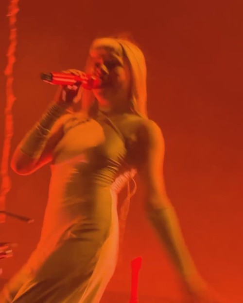 just-goosebumps-and-chills-throughout-the-entire-concert-ily-aurora-sonically-and-all-that-you-stand-for3.mp4_20250206_123133.392e92b0571eb8987f3.jpg