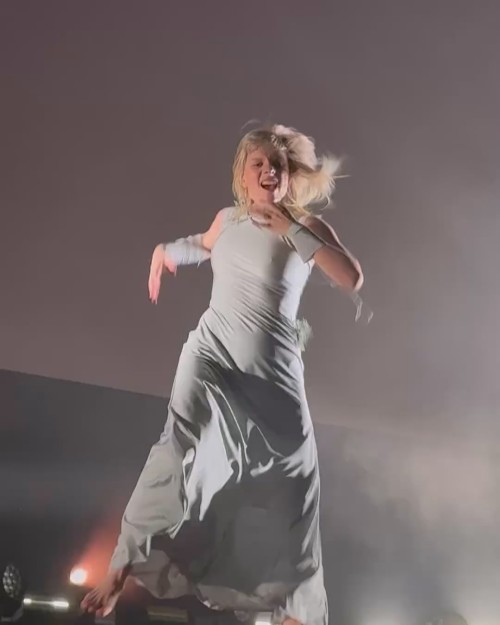 just-goosebumps-and-chills-throughout-the-entire-concert-ily-aurora-sonically-and-all-that-you-stand-for4.mp4_20250206_122750.12067525f68d67a63d1.jpg
