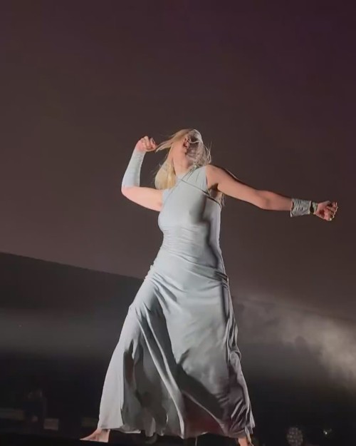 just-goosebumps-and-chills-throughout-the-entire-concert-ily-aurora-sonically-and-all-that-you-stand-for4.mp4_20250206_122825.5956f376f67f0f135ab.jpg
