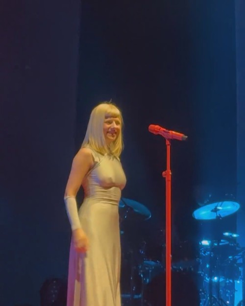 just-goosebumps-and-chills-throughout-the-entire-concert-ily-aurora-sonically-and-all-that-you-stand-for9.mp4_20250206_122255.812745d11f66a0d1f03.jpg