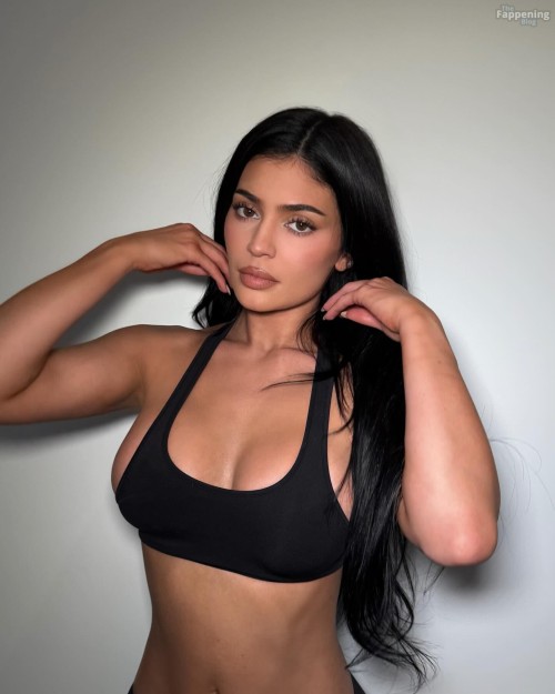 kylie-jenner-big-boobs-black-bra-sexy-photoshoot-002-thefappeningblog.com_eddf3a509f197b49.jpg