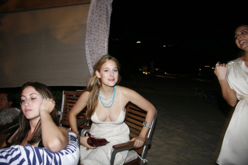 leelee_sobieski_beach_club_candid_dec_24_2007a_jHhnsoq2f8a66eaf1b24c96.jpg