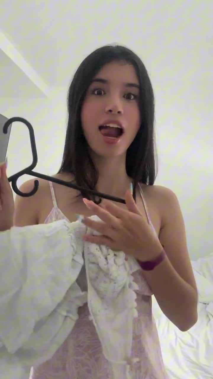 lu_valenciaz_1748050832_3639232906715877968_14645744690db3bc4b54addb5da.mp4