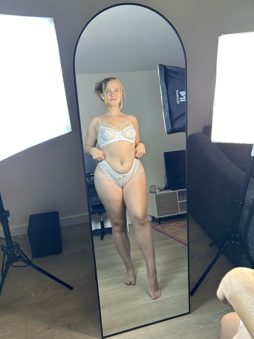 melaniRose618b8d166ba53cddd.jpg