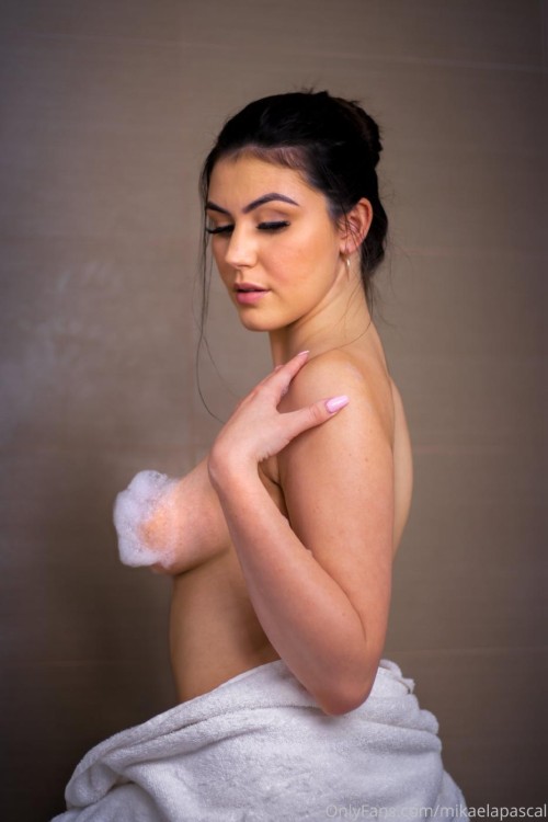 mikaela_pascal_nude_in_bath_onlyfans_set_leaked-MKWTDMd410568d124e1bfa.jpg
