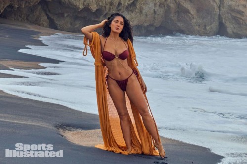 salma-hayek-sports-illustrated-swimsuit-2025-395c97b99b509b50a.jpg